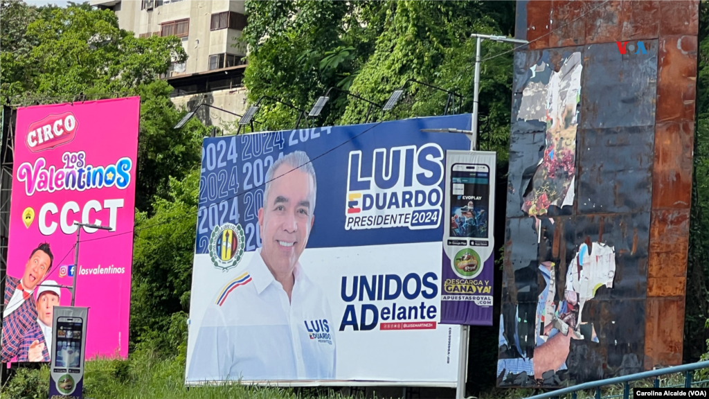 En la principal autopista de Caracas se ven grandes vallas que promueven a candidatos que apenas alcanzan 2 % de intención de voto, según recientes encuestas. Son 10 los aspirantes que participan en la contienda. 