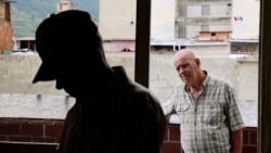 Carlos Correia, de 53, se dedica a tiempo completo al cuidado de su padre que sufre demencia. Un trabajo que “puede ser muy difícil y emocionalmente agotador”