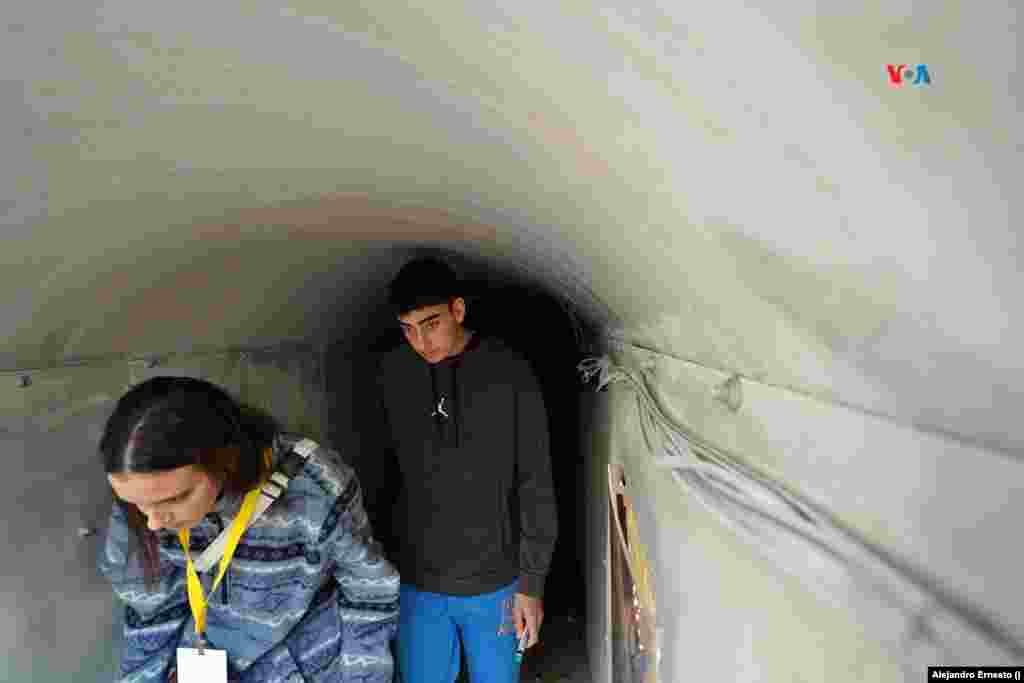 Ofil Engel, secuestrado por Hamás y liberado durante la tregua en noviembre, recorre la réplica de un túnel de Hamás en Tel Aviv.