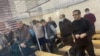 Dauletmurat Tajimuratov, o'ng tarafdan, o'tgan yilning iyul oyida Nukus va uning atrofida yuz bergan qonli voqealarda aybdor deb topilgan va eng og'ir jazo, 16 yillik qamoqqa loyiq ko'rilgan 
