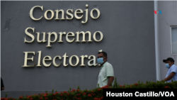 ARCHIVO- El diputado indígena Brooklyn Rivera se inscribe en el Consejo Supremo Electoral para correr como diputado en las elecciones presidenciales y legislativas de 2021 en Nicaragua
