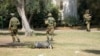Soldados israelíes junto al cuerpo de un kibutz militante de Hamás, en Kfar Azza el martes 10 de octubre de 2023. Militantes de Hamás invadieron Kfar Azza el sábado pasado, donde muchos israelíes fueron asesinados y hechos cautivos.
