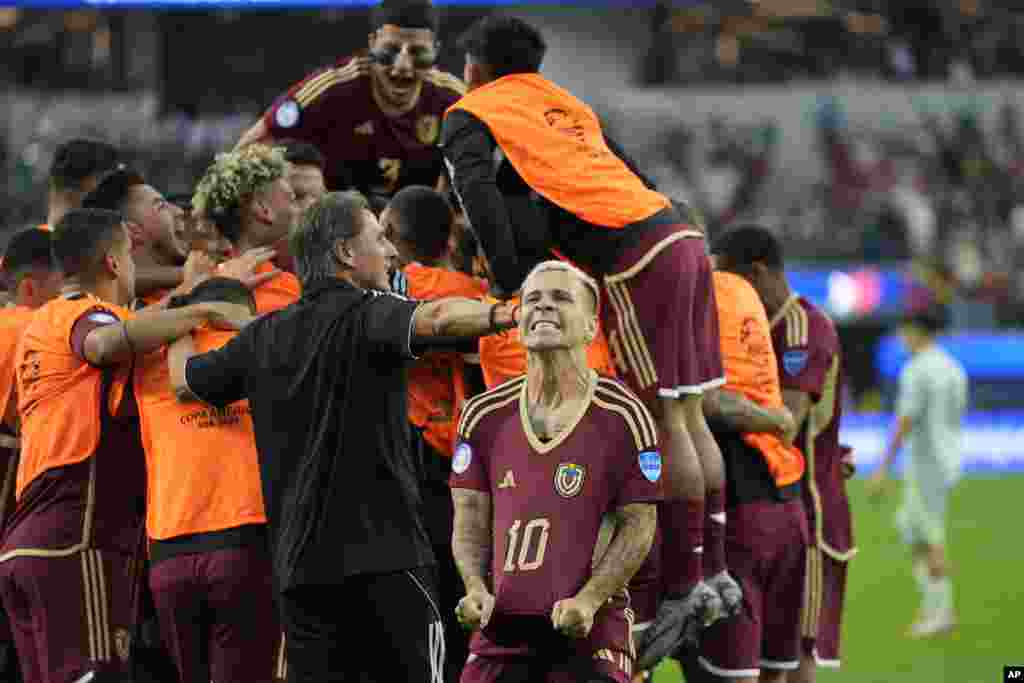 Los jugadores de Venezuela celebran el gol de penal de Salomón Rondón (centro) ante México. 