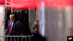 El expresidente Donald Trump sale de la sala del tribunal penal de Manhattan, el martes 23 de abril de 2024, en Nueva York. 
