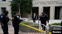 Forcat e sigurisë qëndrojnë para gjykatës ku pritet të paraqitet ish presidenti Donald Trump.