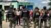 Efectivos de la Guardia Nacional Bolivariana custodian las inmediaciones de la cárcel de Tocorón. 