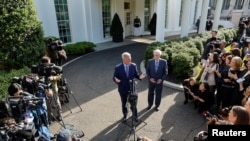​ប្រធាន​រដ្ឋសភា ​លោក Kevin McCarthy​ មេដឹកនាំ​ព្រឹទ្ធសភា​សំឡេង​ភាគតិច ​លោក Mitch McConnell ​ថ្លែង​ទៅកាន់អ្នកសារព័ត៌មាន​នៅសេតវិមាន​ក្នុង​រដ្ឋធានី​វ៉ាស៊ីនតោន​កាលពី​ថ្ងៃទី​០៩ ខែឧសភា ឆ្នាំ២០២៣។