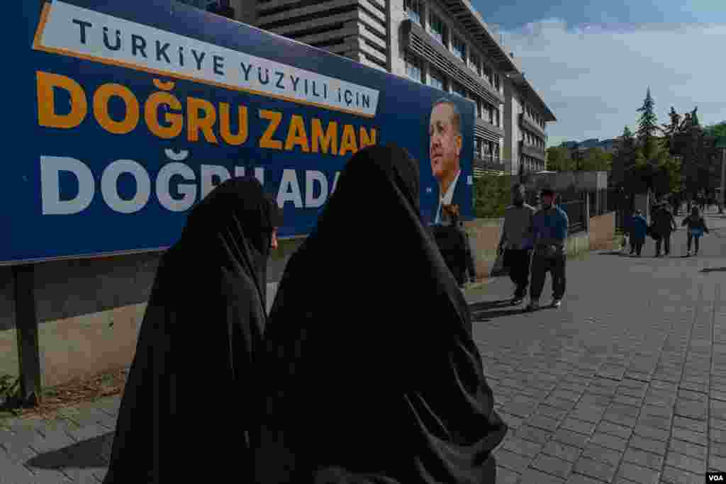 Turkish President Recep Tayyip Erdogan has been in power for more than 20 years; he emerged as a political leader after a 1999 earthquake struck northwestern Turkey, killing more than 15,000 people. Istanbul, on May 8, 2023. (Yan Boechat/VOA)