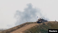 Sebuah tank Israel bermanuver di dekat perbatasan Israel-Gaza, di tengah konflik Israel dan kelompok Islam Palestina Hamas, di Israel, 14 Maret 2024. (REUTERS/Carlos Garcia Rawlins)