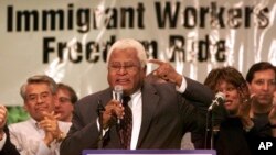 ARCHIVO - El reverendo James Lawson, activista de la era de los derechos civiles y Freedom Rider de 1961, gesticula durante una manifestación laboral, el 26 de febrero de 2003 en Oakland Park, Florida.