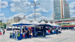 Padres y representantes han optado por adquirir los útiles escolares de sus hijos de forma fraccionada. [Foto: Fabiana Rondón, VOA]