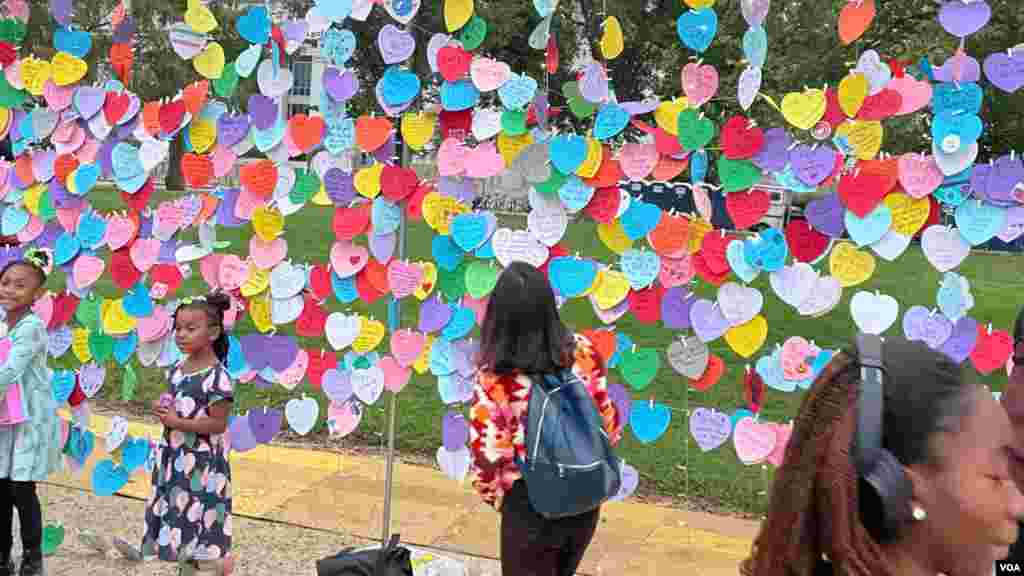 Un colorido mural busca expresar el sentido del Festival Mundial de la Cultura que se realiza en Washington DC. Los asistentes tenían la posibilidad de escribir sus mensajes y colgarlos en el mural.
