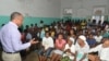Primeiro-ministro de Cabo Verde, Ulisses Correia e Silva, e emigrantes em São Tomé