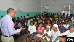 Primeiro-ministro de Cabo Verde, Ulisses Correia e Silva, e emigrantes em São Tomé