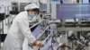 中国江苏省宿迁市一家半导体芯片公司的工人在生产线上。（2023年2月28日）