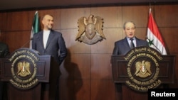Menteri Luar Negeri Suriah Faisal Mekdad (kanan) berbicara dalam konferensi pers bersama Menteri Luar Negeri Iran Hossein Amirabdollahian di Damaskus, Suriah, pada 9 Maret 2023. (Foto: Reuters/Firas Makdesi)