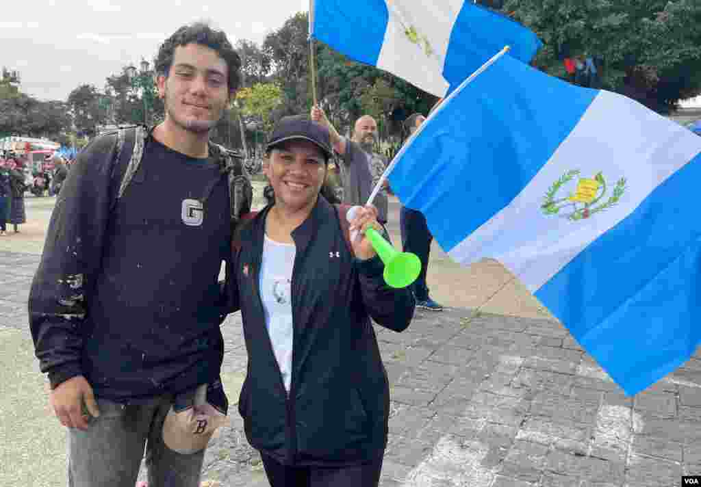 Beatriz Paredes llega a la Plaza de la Constitución, junto a su hijo para pedir justicia y un alto a la corrupción. En Ciudad de Guatemala, el 13 de octubre de 2023. Foto: Eugenia Sagastume, VOA.
