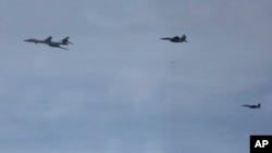 지난 6월 미 공군의 B-1B ‘랜서(Lancer)’ 초음속 전략폭격기가 F-15K 전투기와 함께 한반도 상공에서 정밀유도식 합동직격탄(JDAM) 투하훈련을 실시했다. (자료사진)