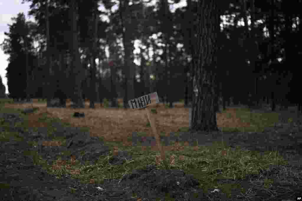 Un cartel con la palabra "mina", en Moshchun, a las afueras de Kiev, Ucrania, el 5 de marzo de 2023. Con el telón de fondo de la guerra, los residentes en la capital viven su vida con tanta normalidad como pueden mientras la guerra entra en su segundo año.