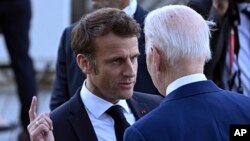 Presiden Prancis Emmanuel Macron berbincang dengan Presiden AS Joe Biden di sela KTT Pemimpin G7 di Hiroshima, Jepang 20 Mei 2023.