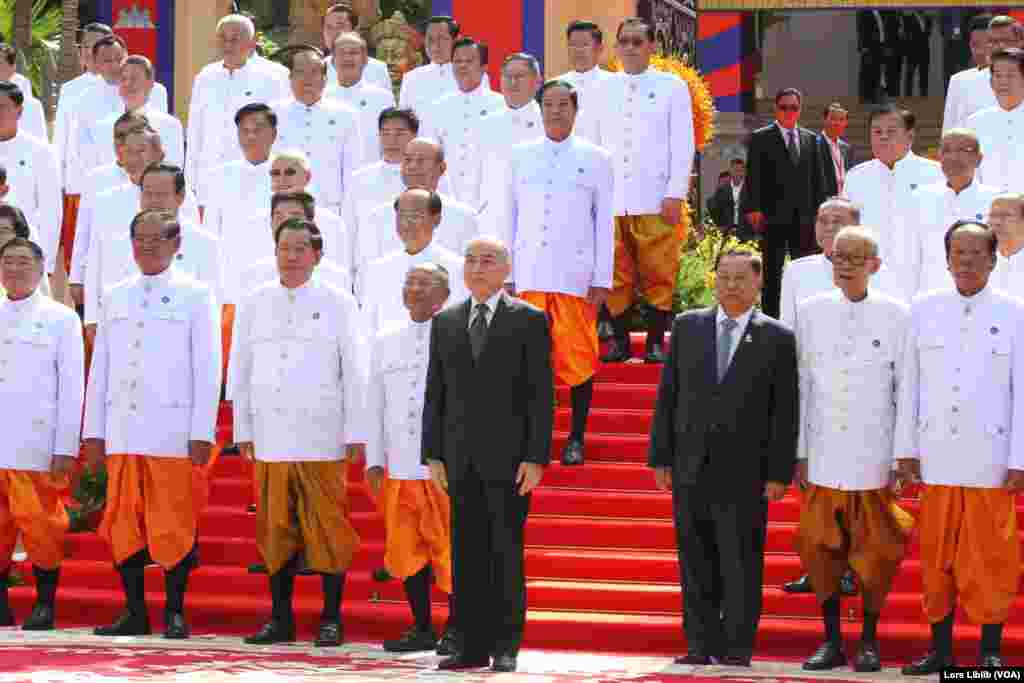 ព្រះមហាក្សត្រ ព្រះបាទ នរោត្តម សីហមុនី យាងថតរូបអនុស្សាវរីយ៍ជាមួយ តំណាងរាស្ត្រអាណត្តិទី៧ នៅថ្ងៃទី២១ ខែសីហា ឆ្នាំ២០២៣។ (លាស់ លីបលីប/វីអូអេ)