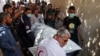 Jenazah anggota staf World Central Kitchen diangkut keluar dari kamar mayat rumah sakit di Rafah di Jalur Gaza selatan pada 3 April 2024, dua hari setelah konvoi LSM tersebut terkena serangan Israel. (Foto: AFP)