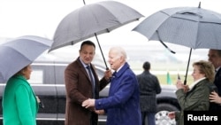 El presidente de Estados Unidos, Joe Biden, se reúne con la embajadora de Irlanda en Washington, Geraldine Byrne Nason, y el primer ministro de Irlanda (Taoiseach), Leo Varadkar, junto a Hunter Biden y Valerie Biden Owens cuando llegan al Aeropuerto Internacional de Dublín, Irlanda, el 12 de abril de 2023. REUTERS /Kevin Lamarque
