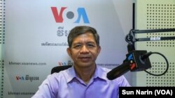 លោក យង់ គិមអេង ប្រធាន​មជ្ឈមណ្ឌល​ប្រជាពលរដ្ឋ​ដើម្បីអភិវឌ្ឍ​និង​សន្តិភាព ផ្តល់​បទ​សម្ភាសន៍​ដល់​វីអូអេ នៅ​រាជធានី​ភ្នំពេញ។ (ស៊ុន ណារិន/វីអូអេ)