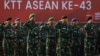 Prajurit Indonesia mengikuti upacara untuk mengamankan KTT ASEAN ke-43 mendatang di Jakarta, 1 September 2023. (REUTERS/Willy Kurniawan)