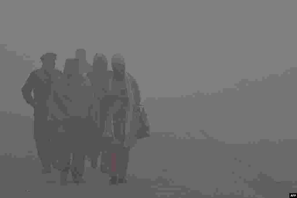 اسموگ کے سبب شہریوں کو سانس لینے میں دشواری کا سامنا ہے۔ 