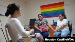 Jessenia del Carmen Maradiaga (a la izquierda), junto a su pareja Lilliam Ávila (a la derecha) reciben asistencia en el Instituto sobre Migración y Refugio LGBTIQ para Centroamérica, IRCA, en San José, Costa Rica
