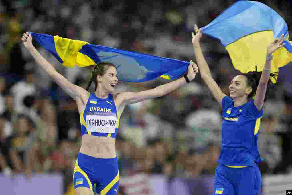 Iryna Gerashchenko, a la izquierda, y Yaroslava Mahuchikh, ambas de Ucrania, posan después de ganar medallas de bronce y oro, respectivamente, en el salto de altura femenino en los Juegos Olímpicos de 2024, el domingo 4 de agosto de 2024. 