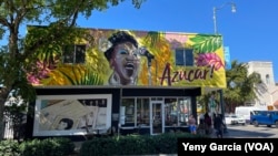 Un mural de Celia Cruz creado por la artista local Miss Lushy domina una de las esquinas de la Calle Ocho en la Pequeña Habana de Miami, el 14 de febrero de 2023. Celia Cruz, será la primera afrolatina en ser inmortalizada en una moneda estadounidense. 