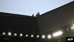 Čuvari na krovu za vreme ragbi utakmice na stadionu u Sent Etjenu u Francuskoj, 17. aprila 2023. 