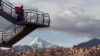 Una mujer camina por unas escaleras desde un paso elevado que cruza la carretera que une las ciudades de El Alto y La Paz, Bolivia, el jueves 4 de marzo de 2021.