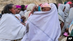 እነዚህ ኢትዮጵያውያን ሴቶች፣ በሰሜን ኢትዮጵያ፣ ትግራይ ክልል፣ ማክሰኞ፣ የካቲት 19፣ 2016 ዓ.ም በማይ መቅደን አካባቢ የተካሄደውን የማህበረሰብ ስብሰባ ሲካፈሉ ይታያሉ። የኢትዮጵያ፣ ትግራይ ክልል አሁን ሰላማዊ ቢሆንም፣ ጦርነቱ ትቶት የሄደው ጠባሳ ከድርቅ እና የእርዳታ አያያዝ ጉድለት ጋር ተደማምሮ፣ በአንድ ወቅት ለምለም የነበረውን ሜዳ አሁን ምድረበዳ አድርጎታል። (የአሶስዬትድ ፕሬስ ፎቶ፡ አሚር አማን ኪያሮ)