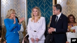 La periodista polaca Bianka Zalewska, al centro, recibe el Premio Internacional a la Mujer Coraje de manos del Secretario de Estado Antony Blinken, a la derecha, y la primera dama Jill Biden, a la izquierda, en la Casa Blanca en Washington, el 8 de marzo de 2023.