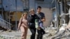 Sejumlah karyawan meninggalkan restoran yang terkena penembakan baru-baru ini yang oleh pihak berwenang setempat – yang ditunjuk Rusia – disebut sebagai serangan militer Ukraina di Donetsk, Ukraina yang dikuasai Rusia, Sabtu, 11 Mei 2024. (Foto: Alexander Ermochenko/Reuters)