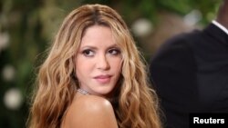 FOTO DE ARCHIVO: Shakira posa en la Met Gala, una gala anual de recaudación de fondos celebrada en beneficio del Costume Institute del Museo Metropolitano de Arte con el tema de este año 'Bellezas Durmientes: Reawakening Fashion'. REUTERS/Andrew Kelly/Foto de archivo