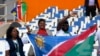 Adeptos com a bandeira da Namíbia no
Estádio Amadou Gon Coulibaly, em Korhogo, Costa do Marfim, 16 janeiro 2024. REUTERS/Luc Gnago