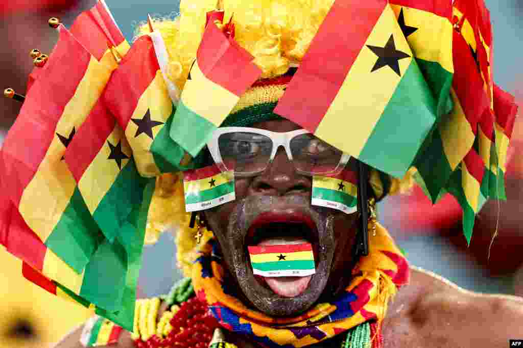 Un supporter ghanéen pose pendant le match de football du groupe B de la Coupe d'Afrique des Nations (CAN) 2024 entre le Ghana et le Cap-Vert au stade Félix Houphouët-Boigny d'Abidjan le 14 janvier 2024.