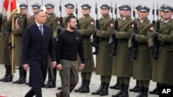 El presidente de Polonia, Andrzej Duda, a la izquierda, recibe al presidente de Ucrania, Volodymyr Zelenskyy, mientras se reúnen en el Palacio Presidencial en Varsovia, Polonia, el miércoles 5 de abril de 2023. (Foto AP/Czarek Sokolowski)