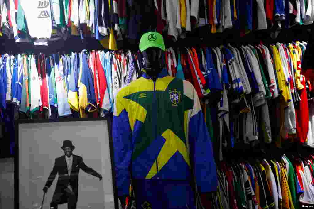 Guarda las camisetas en la oficina de un club de coleccionistas que fundó en São Paulo, Brasil, ”Alambrado Soccer & Culture", que reúne a 60 personas para intercambiar historias y , algunas con un valor de hasta 40.000 reales (7.400 dólares).