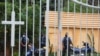 ARCHIVO - Agentes de la Policía vigilan afuera de una iglesia católica donde Rolando Álvarez, obispo de la Diócesis de Matagalpa y Estelí y crítico del presidente Daniel Ortega, se refugia alegando haber sido atacado por la policía, en Managua, el 20 de mayo de 2022. 