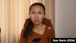 អ្នកស្រី ញូង សុខហៀង ភរិយា​របស់​លោក ថេង សាវឿន ផ្តល់​បទសម្ភាសន៍​ដល់​វីអូអេ នៅ​ថ្ងៃទី២៣ ខែឧសភា ឆ្នាំ២០២៣។ (ស៊ុន ណារិន/វីអូអេ)