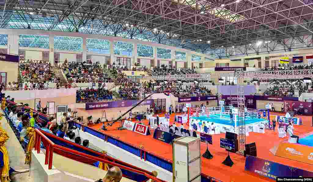 អ្នកគាំទ្រនាំគ្នាចូលរួមទស្សនាការប្រកួតគុនខ្មែរ នៃការប្រកួតកីឡាស៊ីហ្គេមលើកទី៣២ នៅពហុកីឡដា្ឋនមរតកតេជា ក្នុងរាជធានីភ្នំពេញ នៅថ្ងៃទី១៣ ខែឧសភា ឆ្នាំ២០២៣។ (ស៊ឹម ចាន់សំណាង/វីអូអេ)