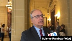 Embajador de EEUU ante la OEA, Francisco Mora, en entrevista con la VOA durante el primer día de la Asamblea General del organismo en Washington, el 21 de junio de 2023.