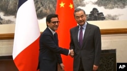 中国外长王毅在北京钓鱼台国宾馆与法国外交部长塞儒内(Stephane Sejourne)举行会晤。(2024年4月1日)