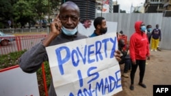 Mwandamanaji wakati wa maandamano ya Mei Mosi huko Nairobi tarehe 1, Mei 2021. Picha na Ed Ram / AFP.