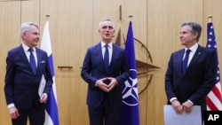 NATO Baş katibi Yens Stoltenberq, Finlandiyanın xarici işlər naziri Pekka Haavisto və ABŞ-ın Dövlət katibi Antoni Blinken. Brüssel. 4 aprel, 2023. 